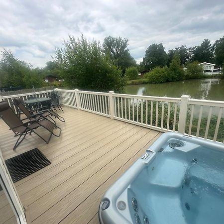 Luxury Lakeside Lodge L2 With Hot Tub Situated At Tattershall Lakes Country Park Εξωτερικό φωτογραφία