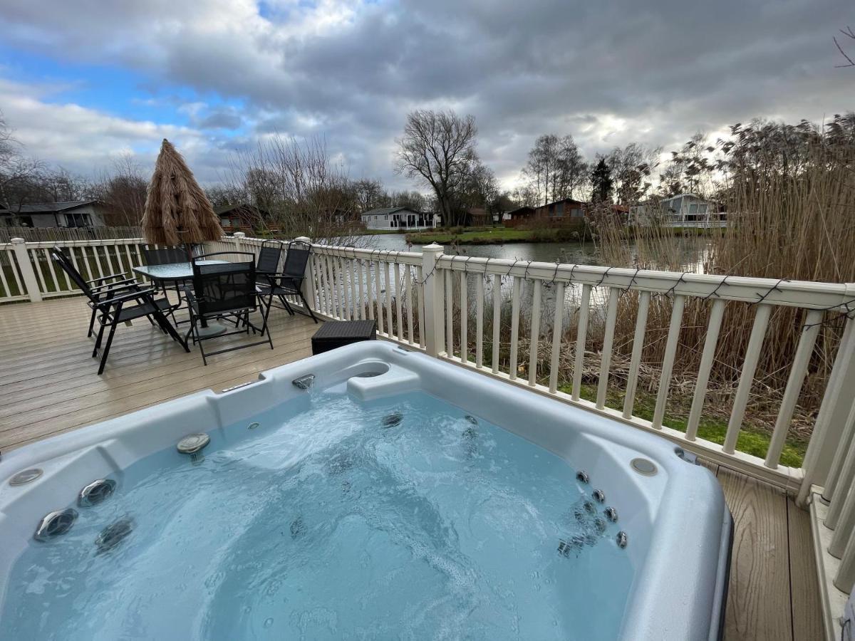 Luxury Lakeside Lodge L2 With Hot Tub Situated At Tattershall Lakes Country Park Εξωτερικό φωτογραφία
