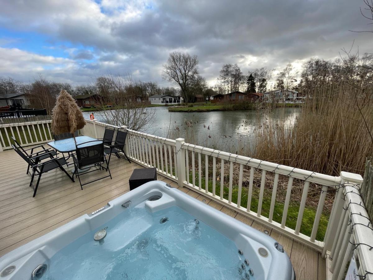 Luxury Lakeside Lodge L2 With Hot Tub Situated At Tattershall Lakes Country Park Εξωτερικό φωτογραφία