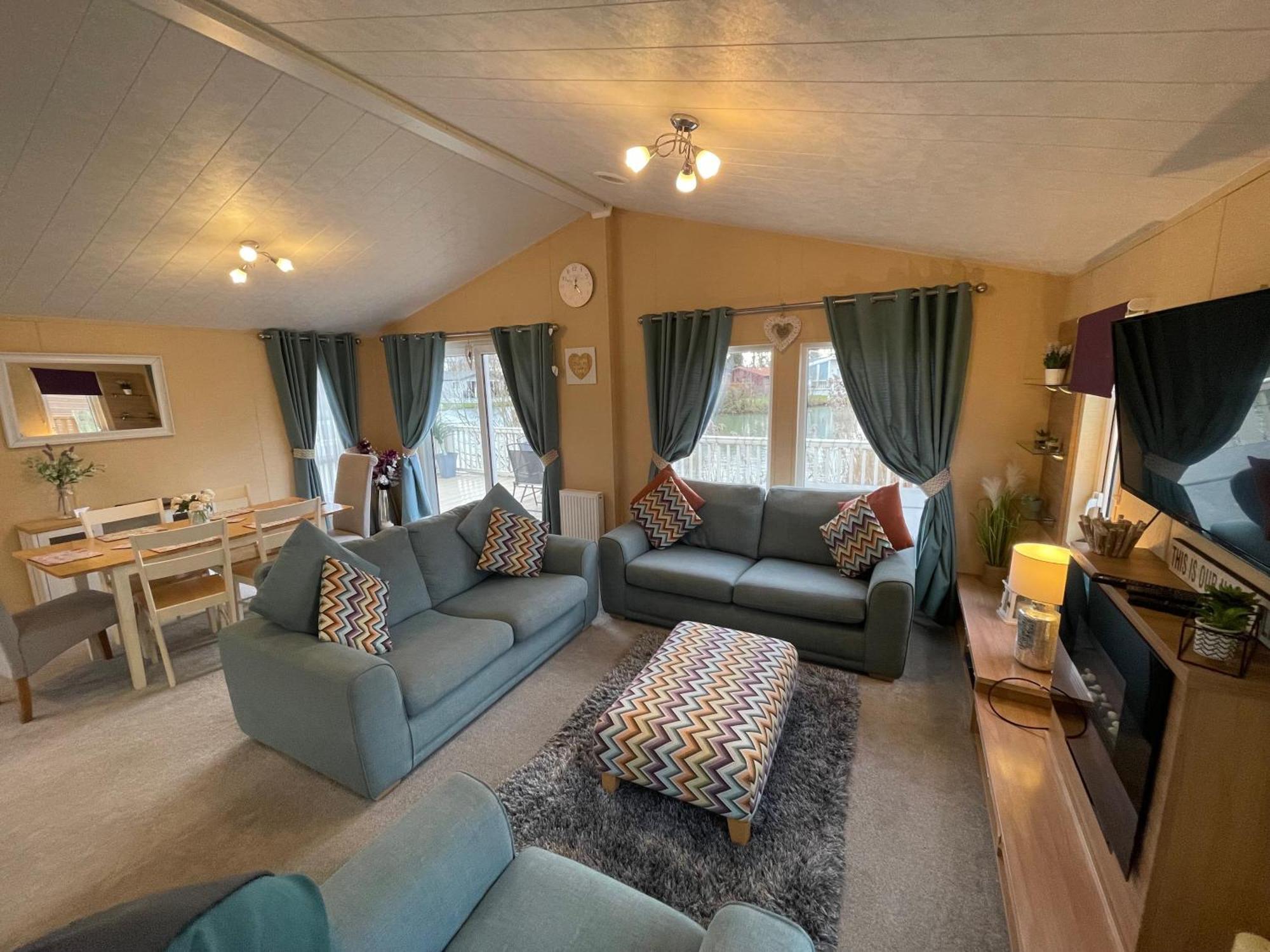 Luxury Lakeside Lodge L2 With Hot Tub Situated At Tattershall Lakes Country Park Εξωτερικό φωτογραφία
