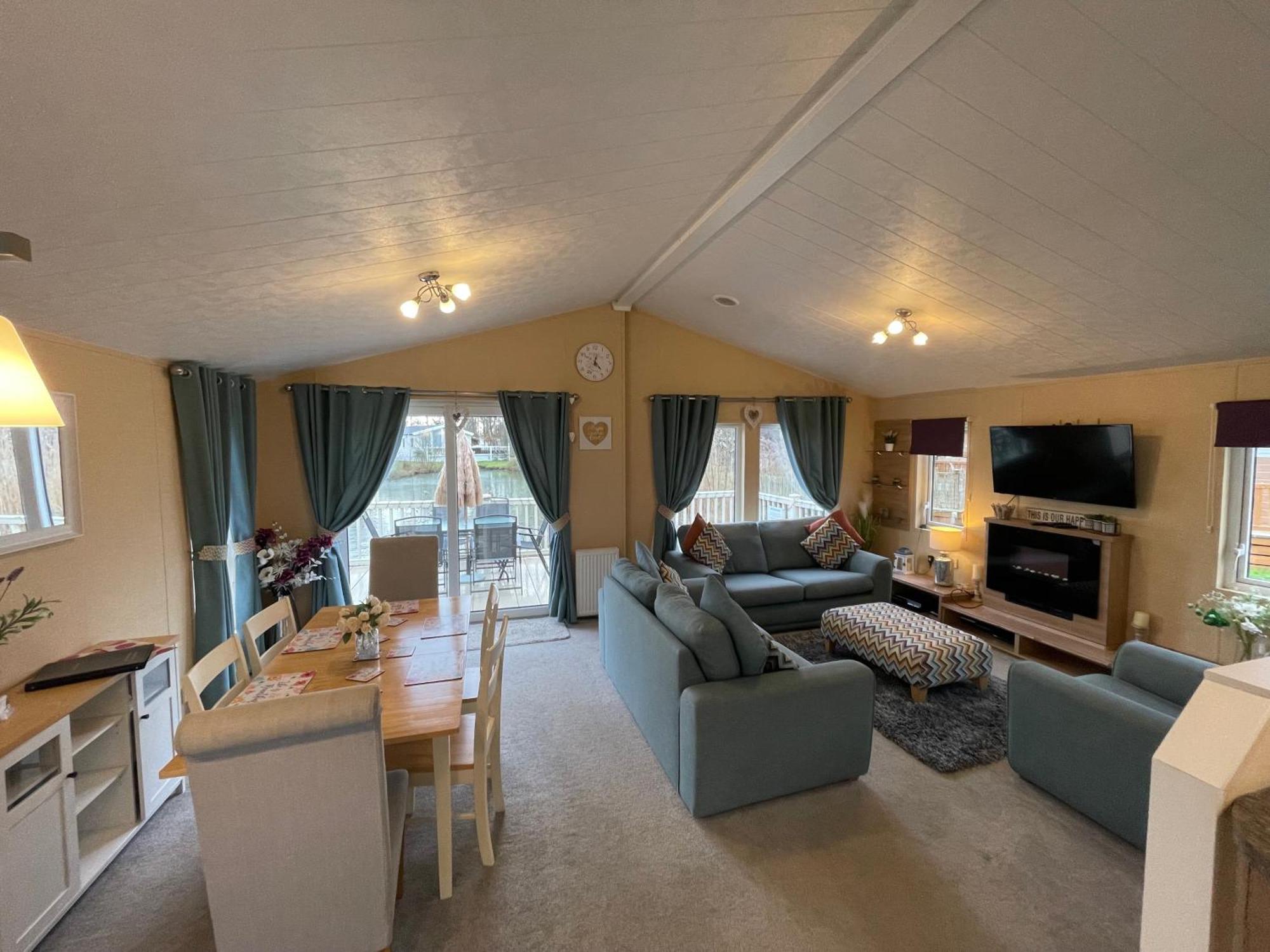 Luxury Lakeside Lodge L2 With Hot Tub Situated At Tattershall Lakes Country Park Εξωτερικό φωτογραφία