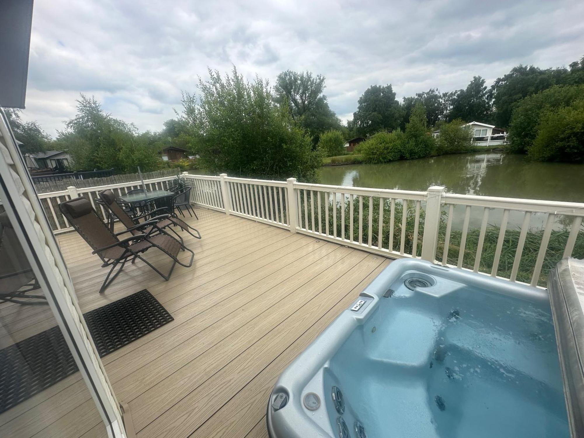 Luxury Lakeside Lodge L2 With Hot Tub Situated At Tattershall Lakes Country Park Εξωτερικό φωτογραφία