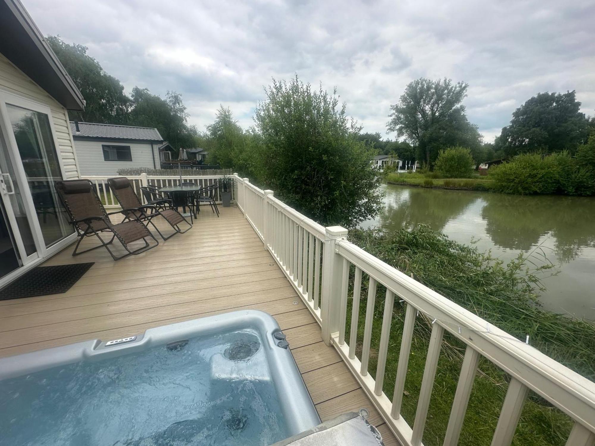 Luxury Lakeside Lodge L2 With Hot Tub Situated At Tattershall Lakes Country Park Εξωτερικό φωτογραφία